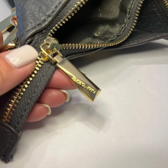 Vince Camuto Black Pebbled Leather Shoulder Bag with Gold Chain Detail - Picture 11 of 12